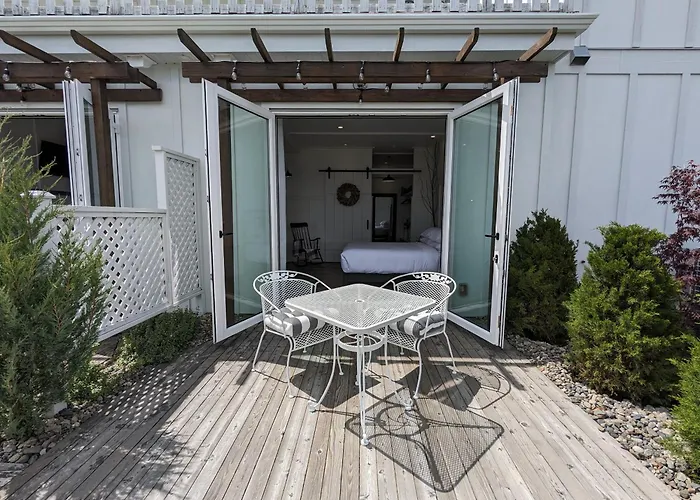 Autumn Lane B&B, Farmhouse Elegance & Stunning Lakeviews West Kelowna